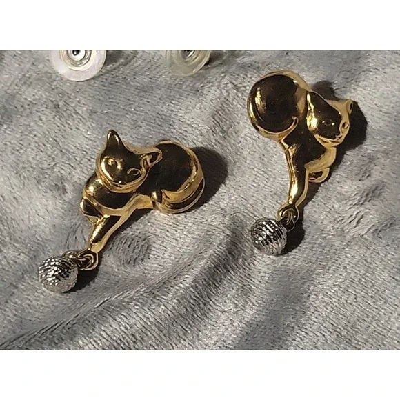 Vintage gold & silver tone cat kitten playing with ball of yarn dangle earrings - Picture 8 of 8